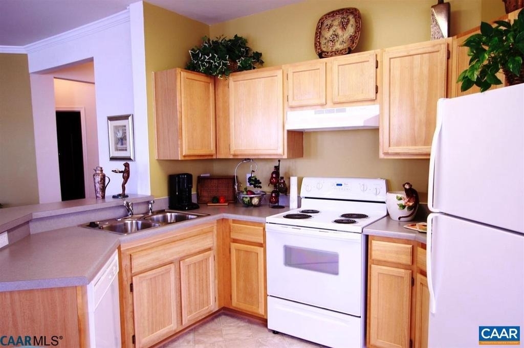 825 Beverly Dr - Photo 1