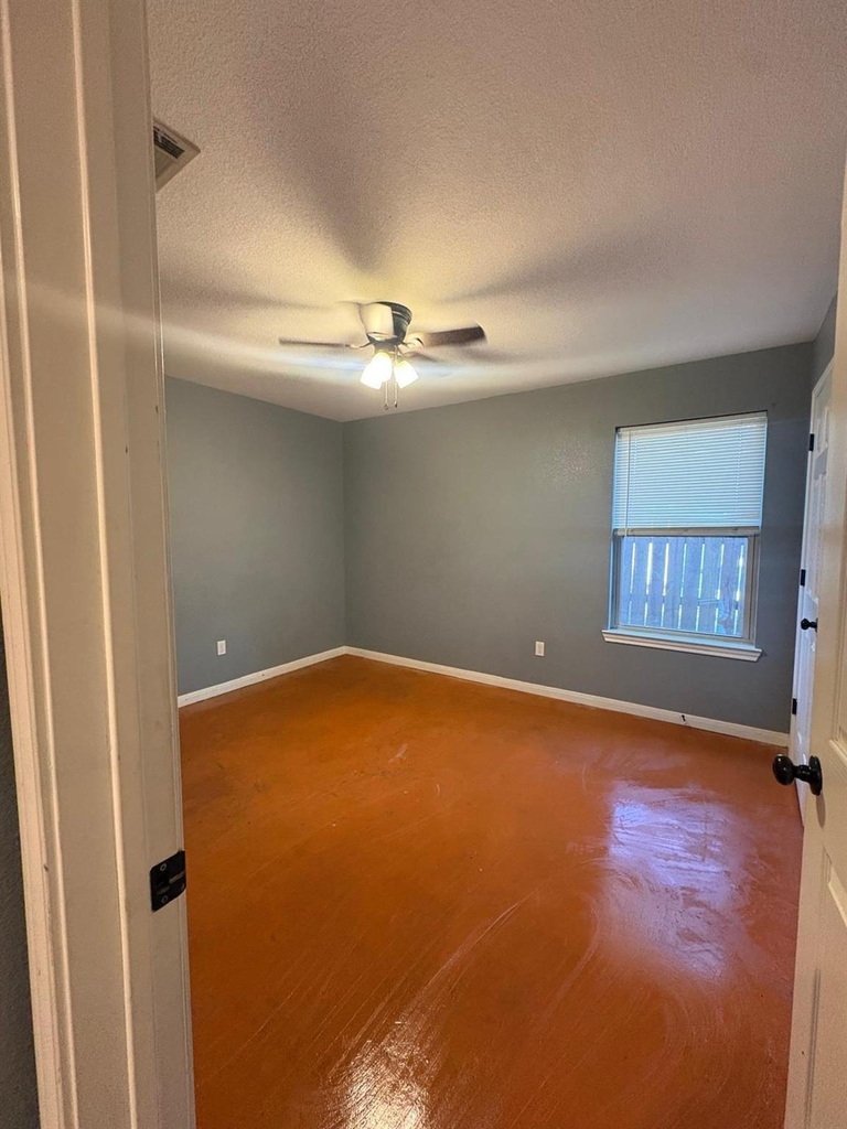 1403 Strickland St - Photo 5