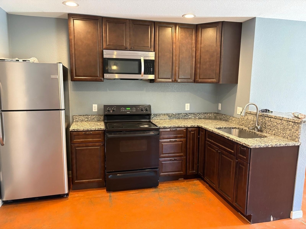 1403 Strickland St - Photo 3