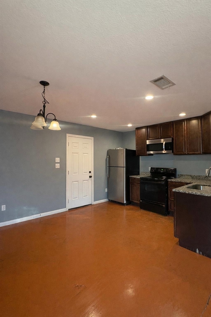1403 Strickland St - Photo 2