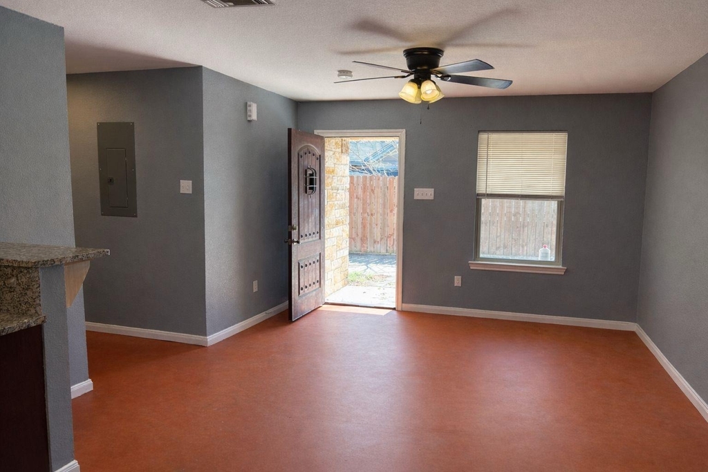 1403 Strickland St - Photo 1