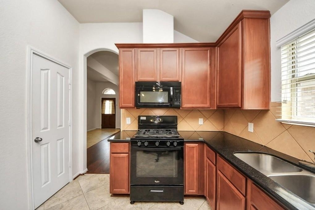 13918 Goodridge Drive - Photo 7