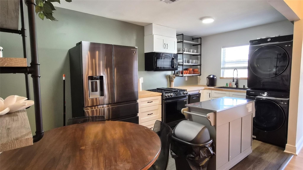 2118 Oakdale Street - Photo 2