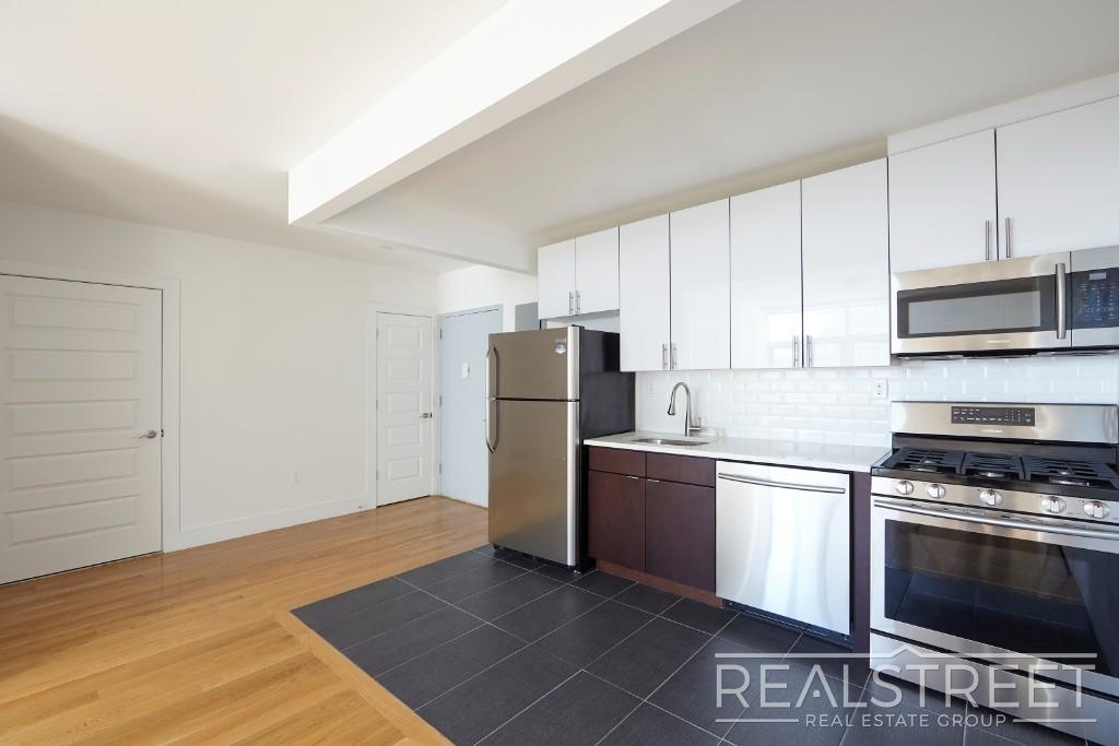 90-02 Queens Blvd - Photo 2