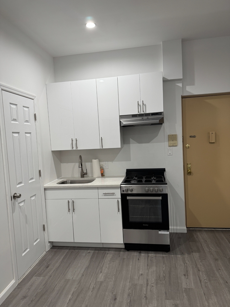 16 Conselyea Street - Photo 1