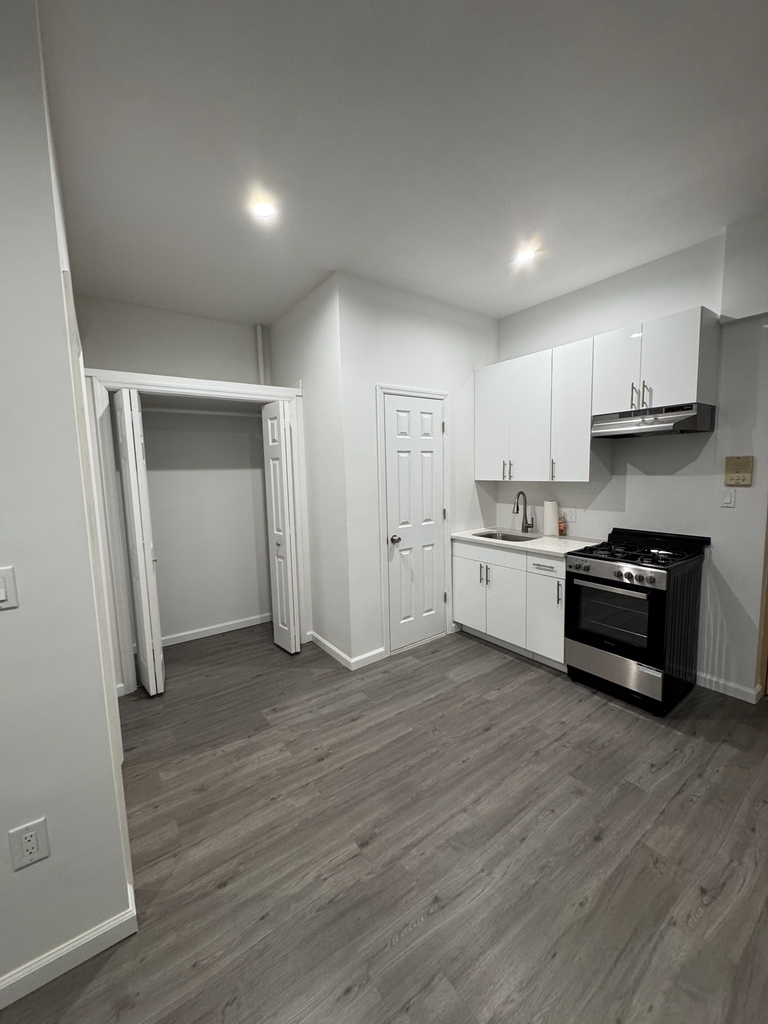 16 Conselyea Street - Photo 2