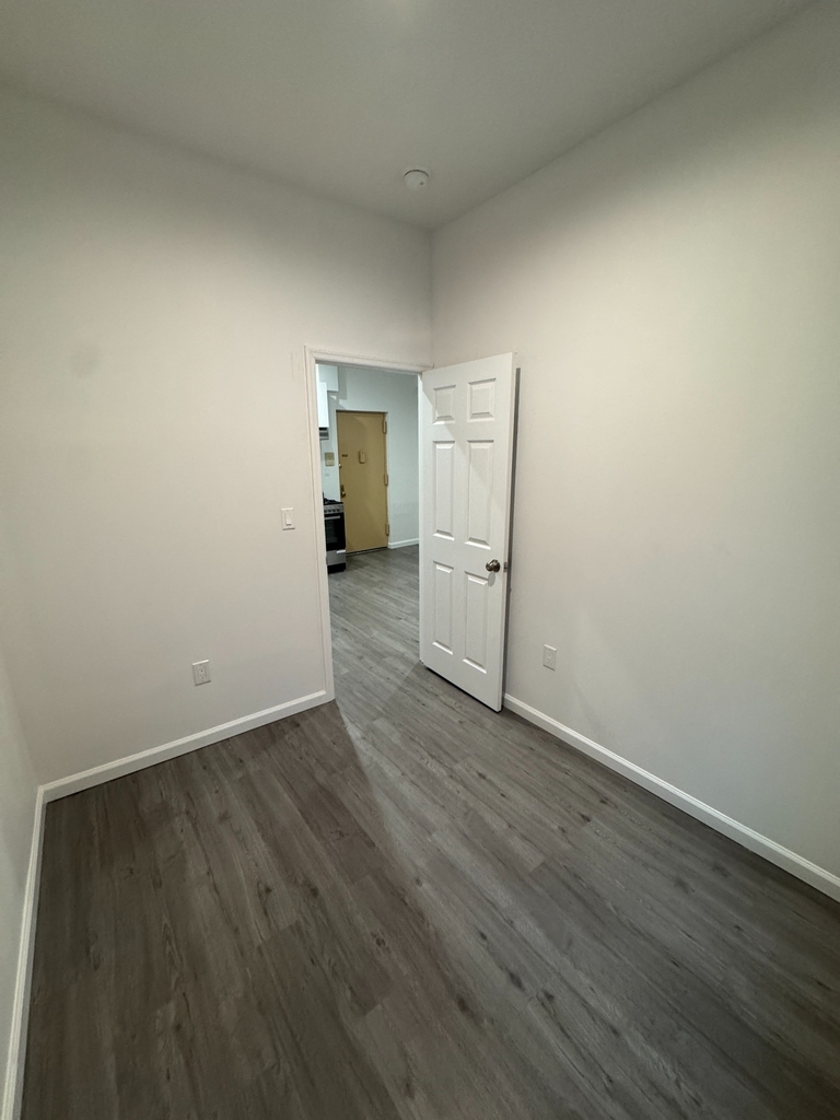 16 Conselyea Street - Photo 7