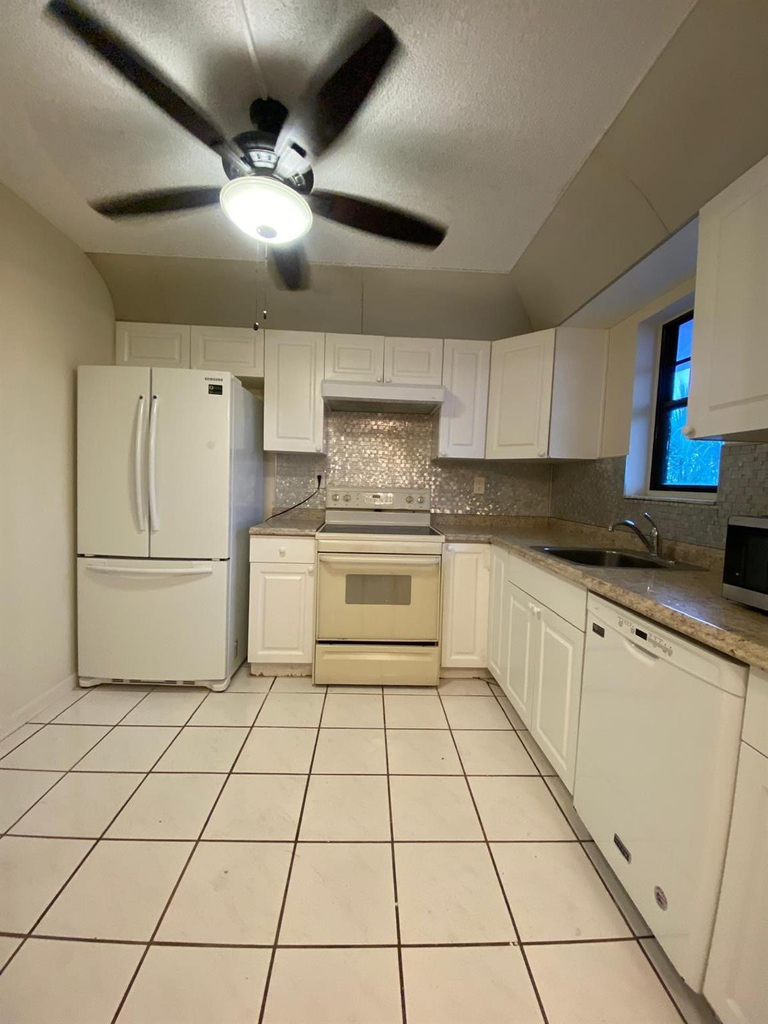 9440 Sw 8th Street - Photo 12