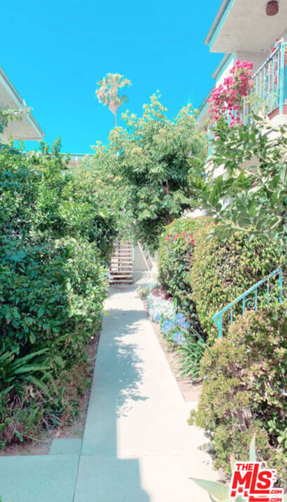 11081 Rose Avenue - Photo 3