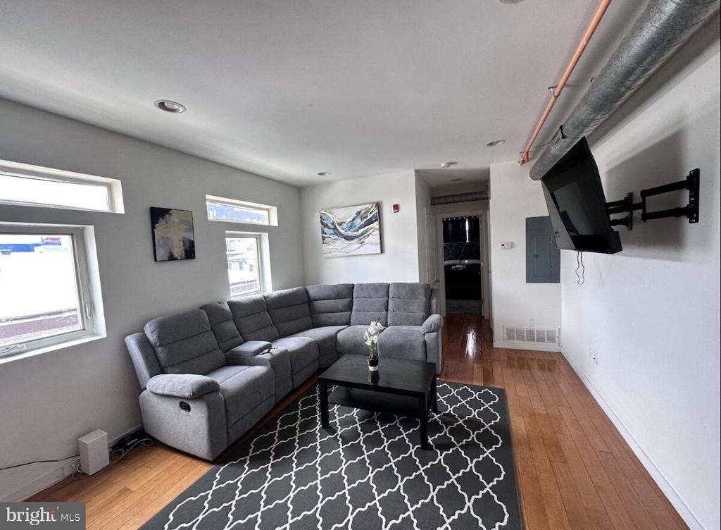 117 W Girard Avenue - Photo 1