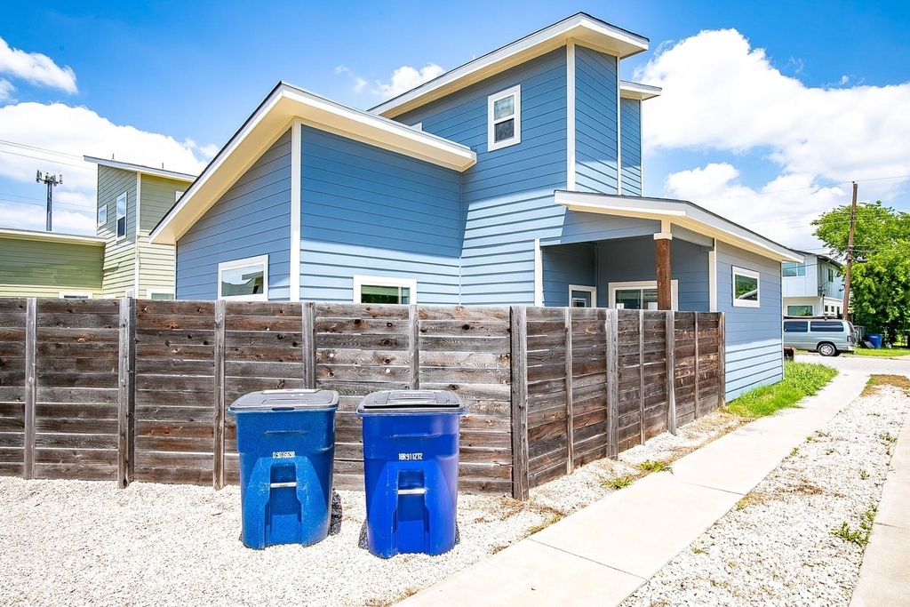 6303 Santos St - Photo 28