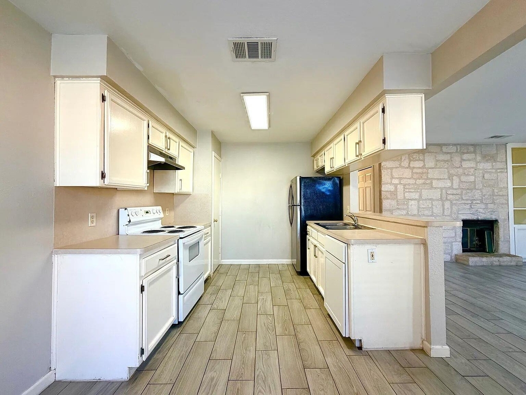 209 E Noton St - Photo 3