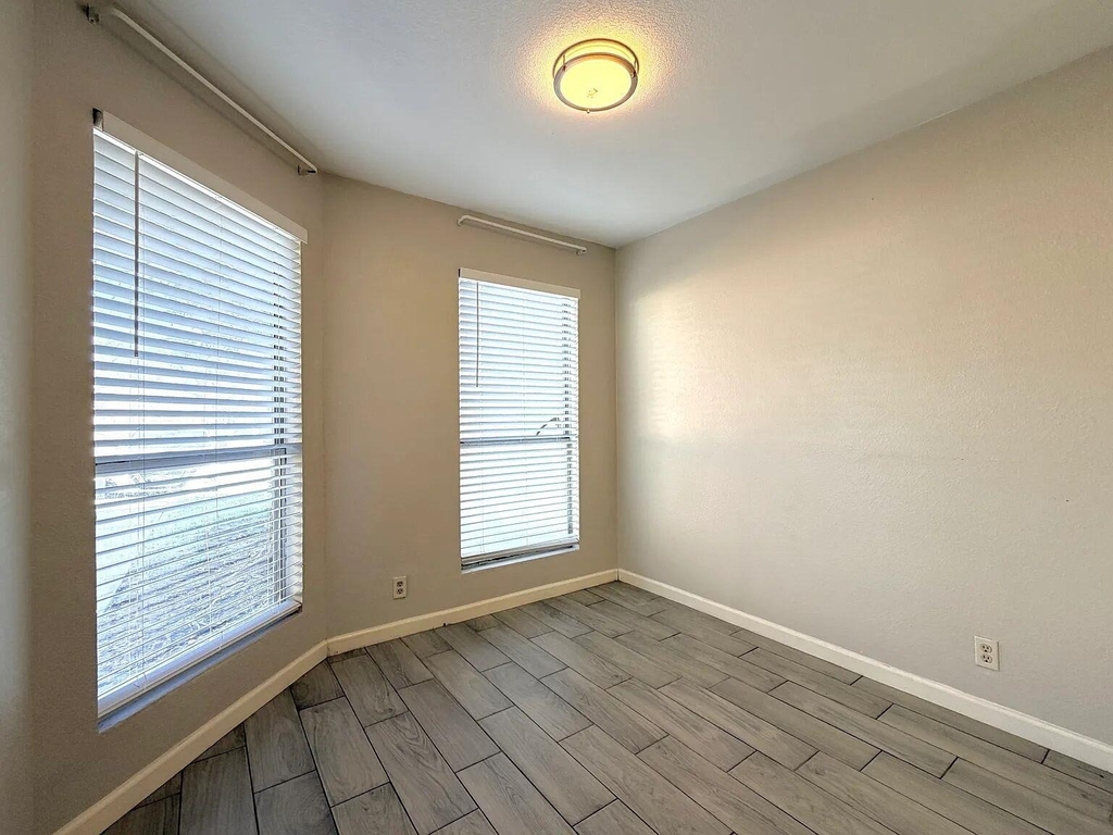 209 E Noton St - Photo 2