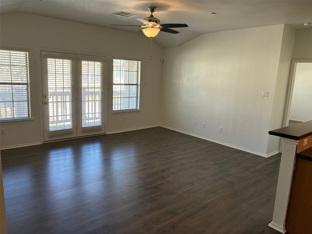 9201 Brodie Ln - Photo 7