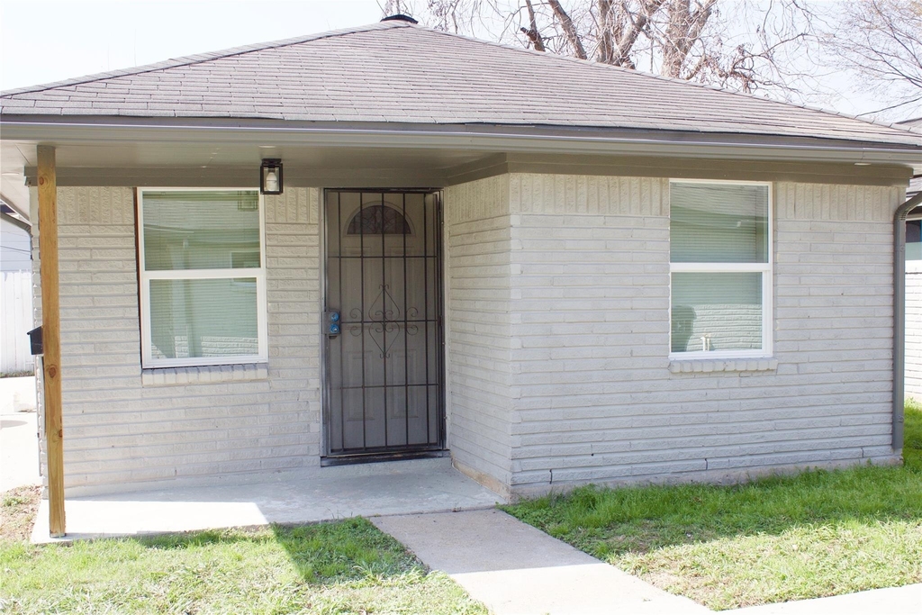 1323 E 32nd 1/2 Street - Photo 0