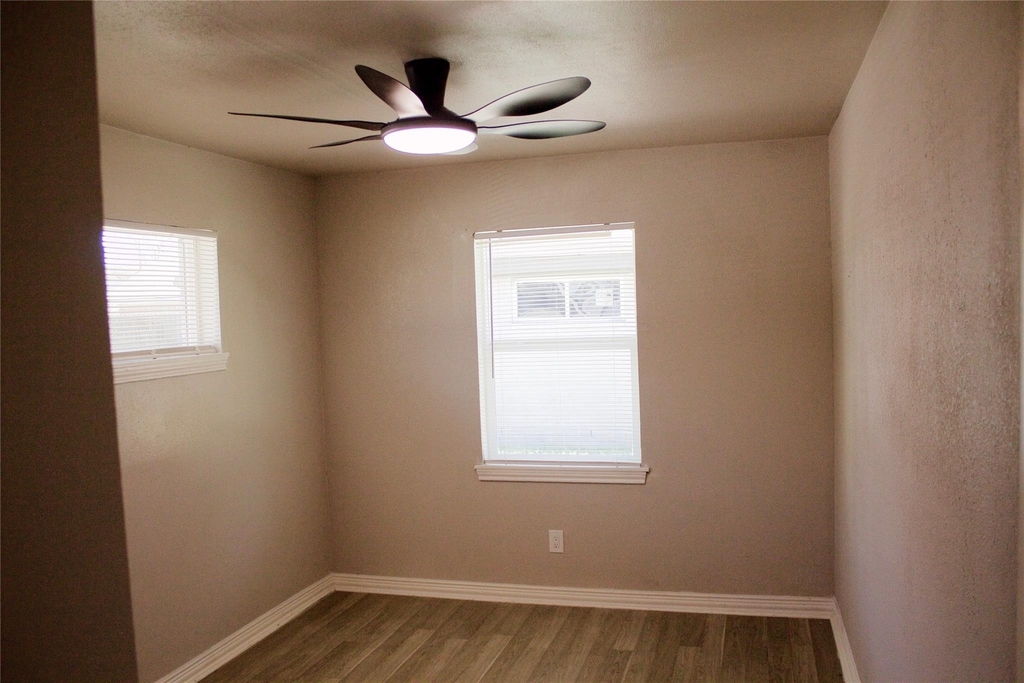 1323 E 32nd 1/2 Street - Photo 16