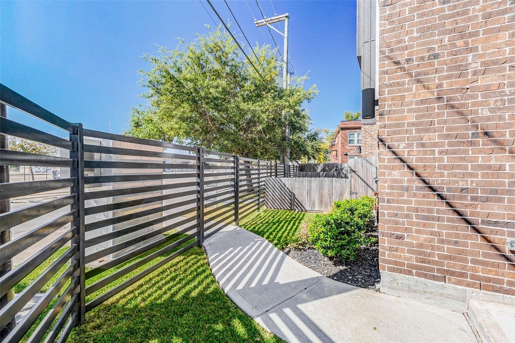 334 Eastwood Street - Photo 2