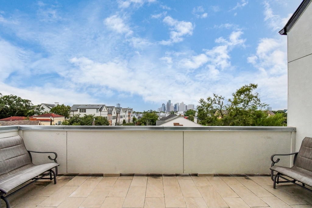 2303 Yupon Street - Photo 6