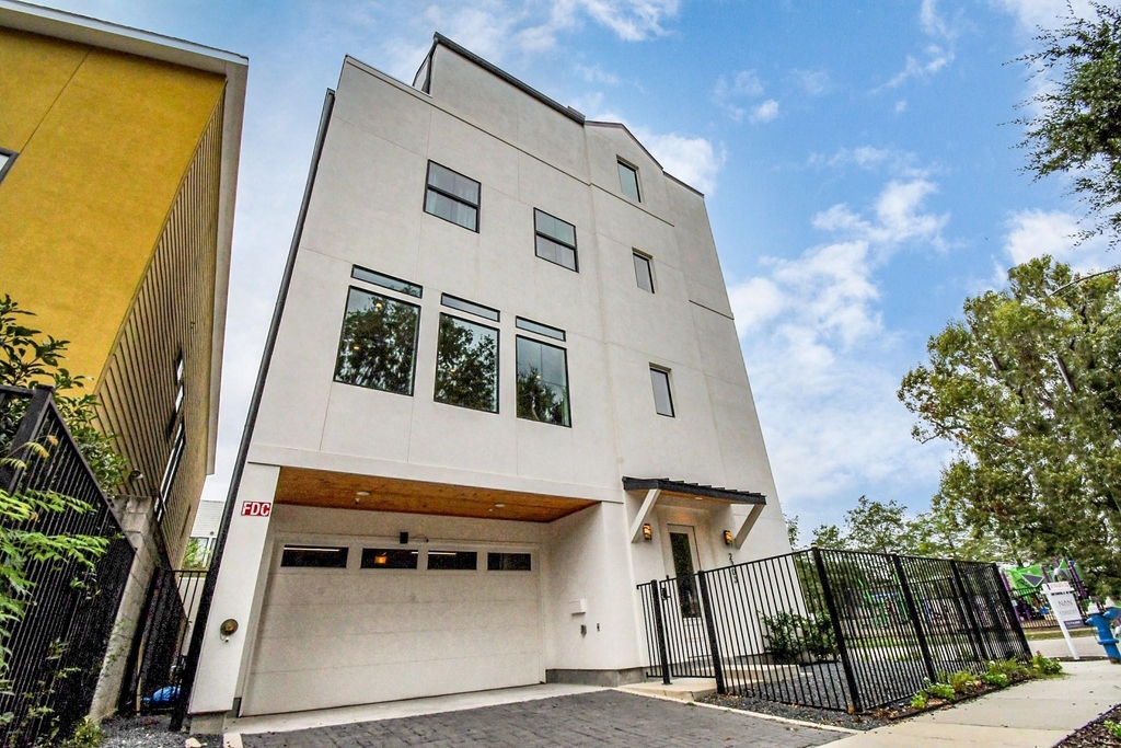 2303 Yupon Street - Photo 1