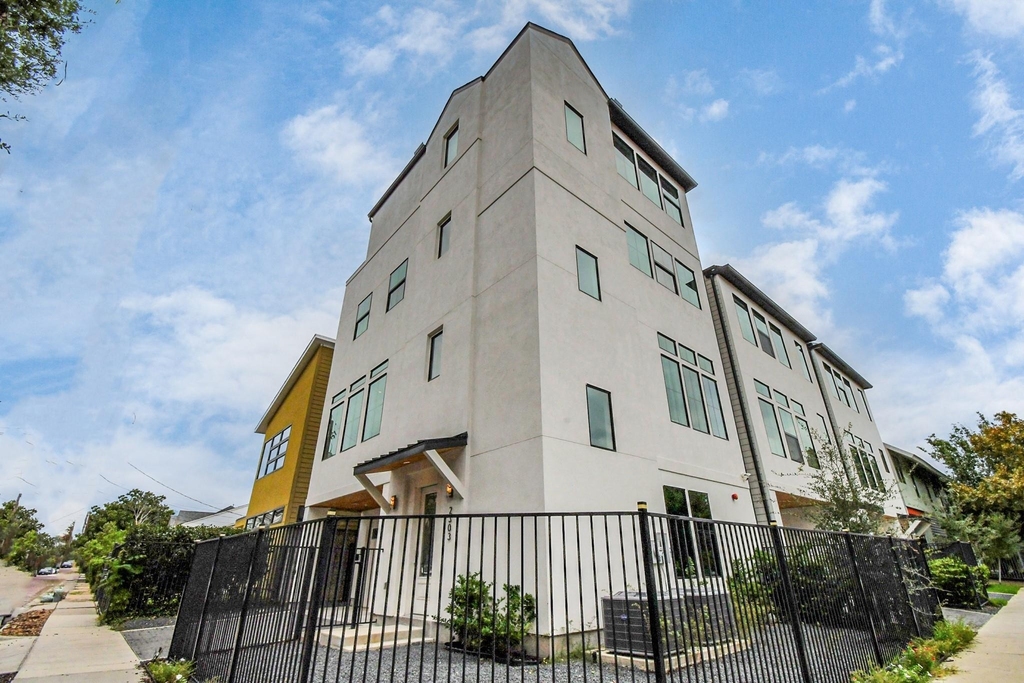 2303 Yupon Street - Photo 3