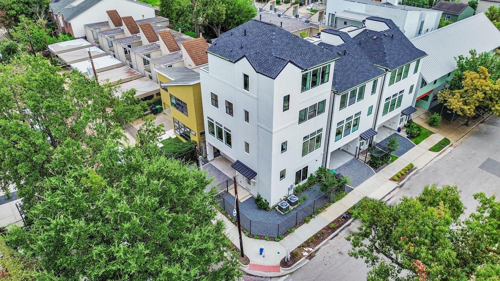 2303 Yupon Street - Photo 2