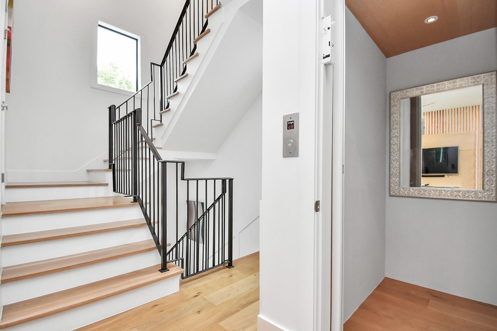 2303 Yupon Street - Photo 7