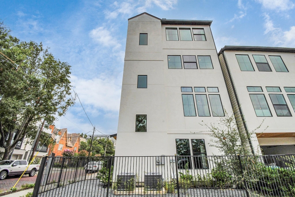 2303 Yupon Street - Photo 4