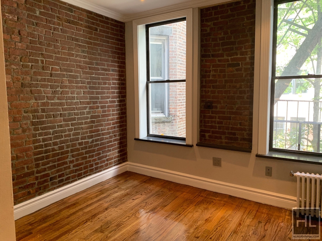 Mott Street - Photo 1