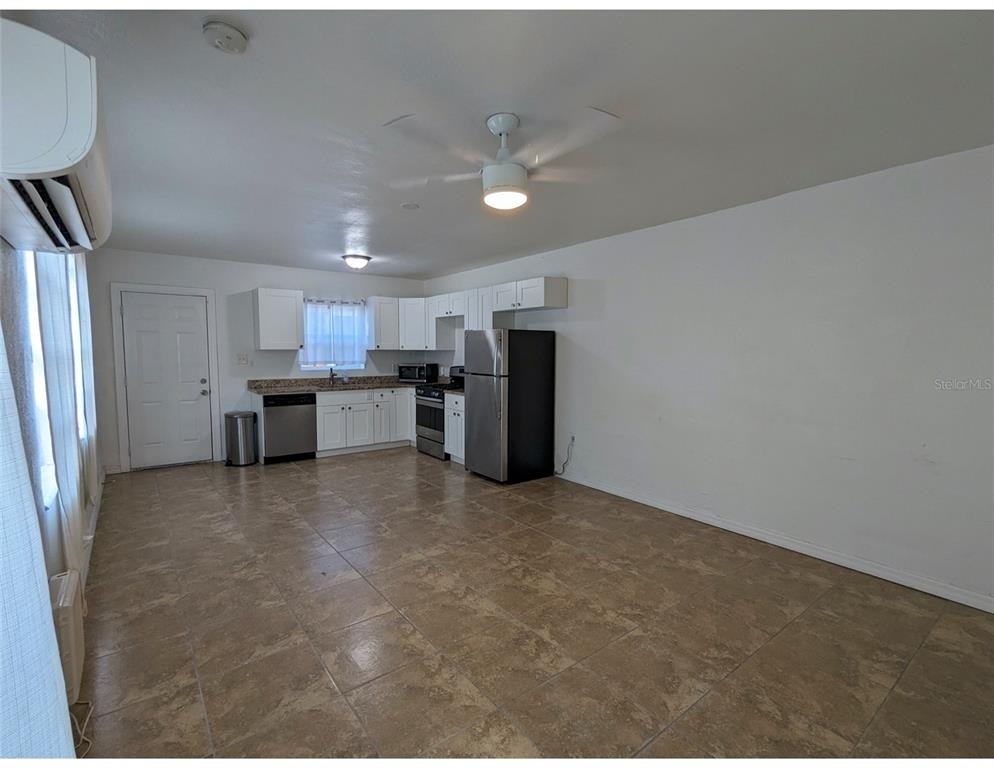 411 S Albany Avenue - Photo 2