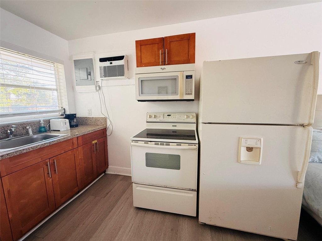 3226 Ne 12th Street - Photo 2