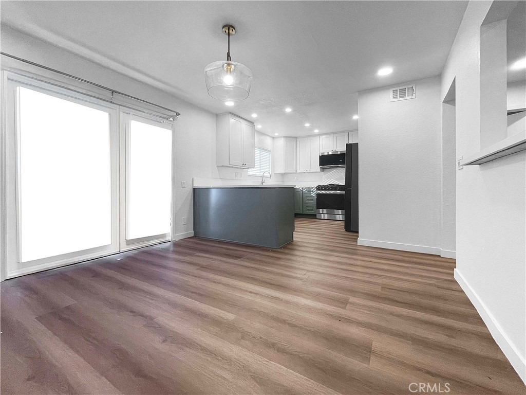 1335 W 139th - Photo 2