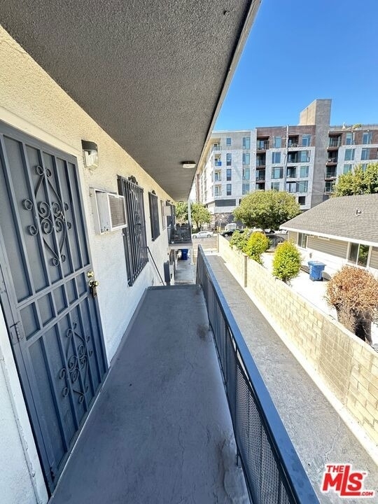 1034 S Ardmore Avenue - Photo 7