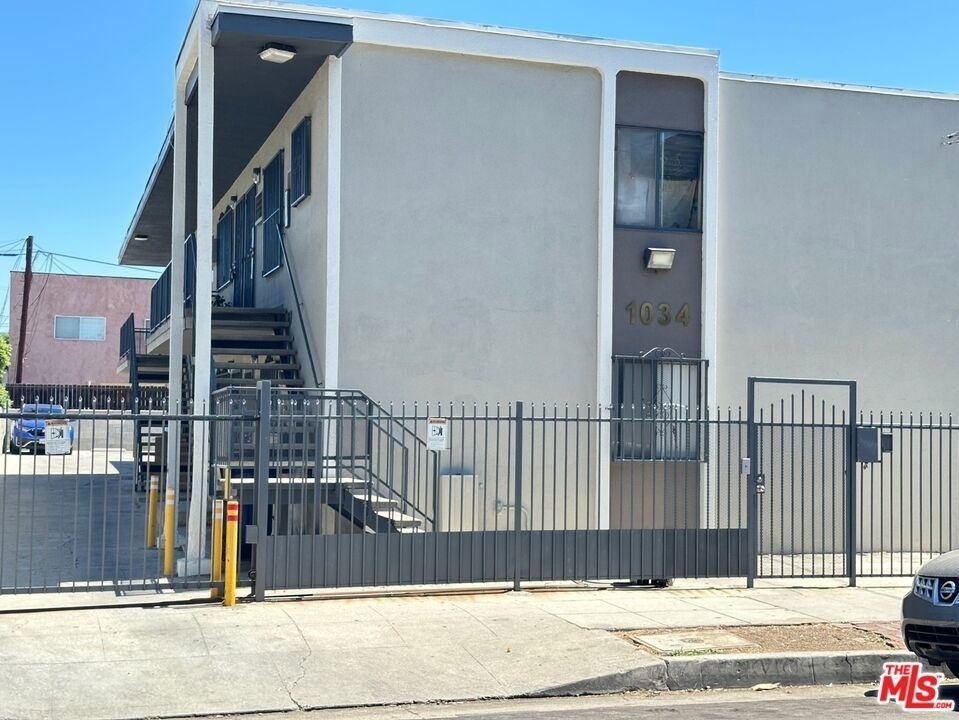 1034 S Ardmore Avenue - Photo 1
