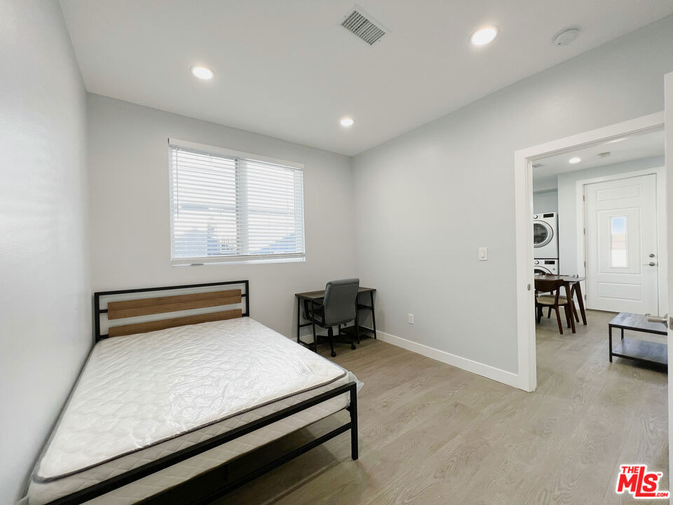 2641 S Budlong Avenue - Photo 14