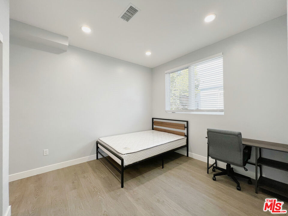2641 S Budlong Avenue - Photo 9