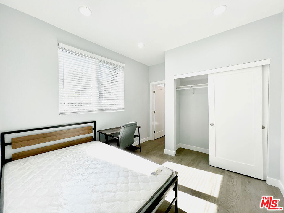 2641 S Budlong Avenue - Photo 2