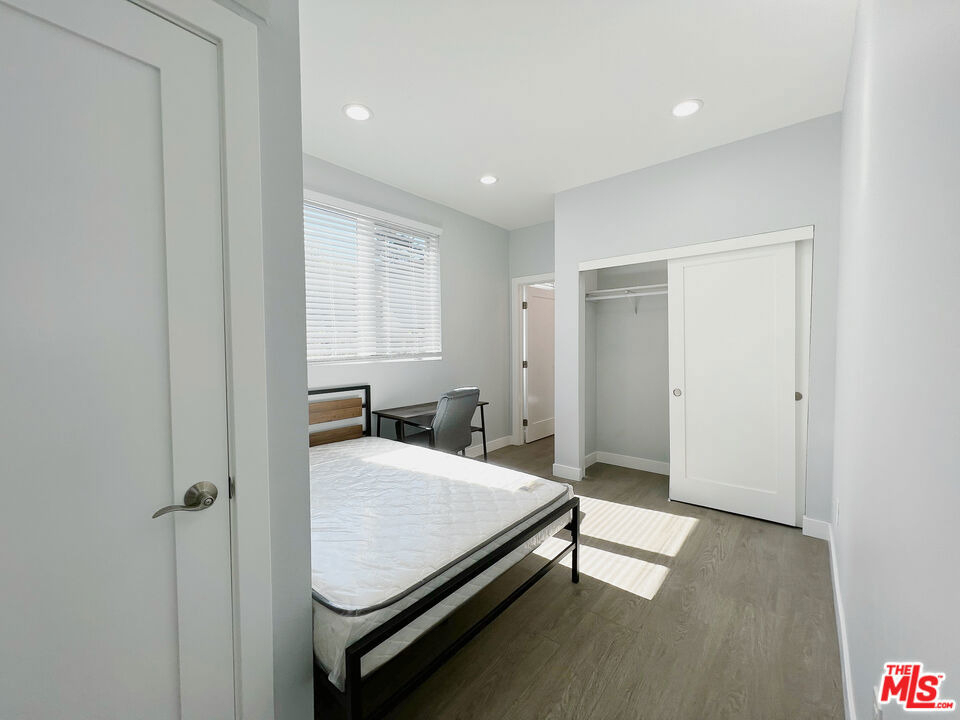 2641 S Budlong Avenue - Photo 5
