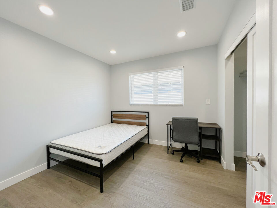 2641 S Budlong Avenue - Photo 17