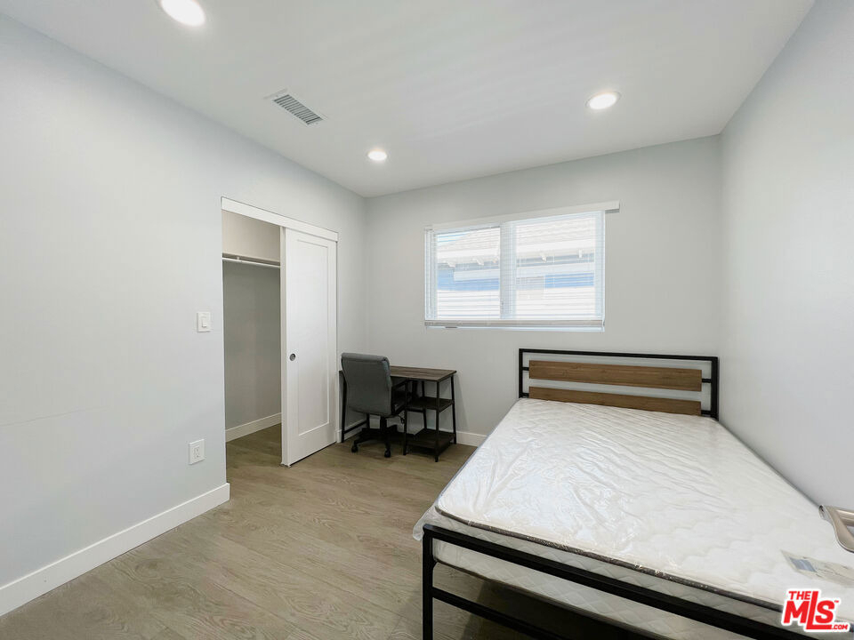 2641 S Budlong Avenue - Photo 16