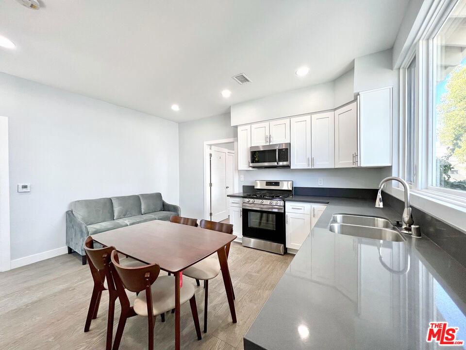 2641 S Budlong Avenue - Photo 15