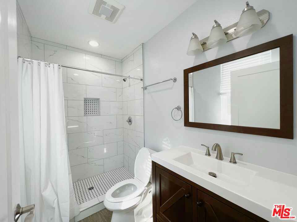 2641 S Budlong Avenue - Photo 20
