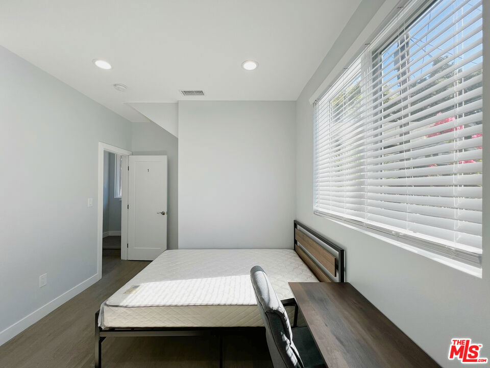 2641 S Budlong Avenue - Photo 18