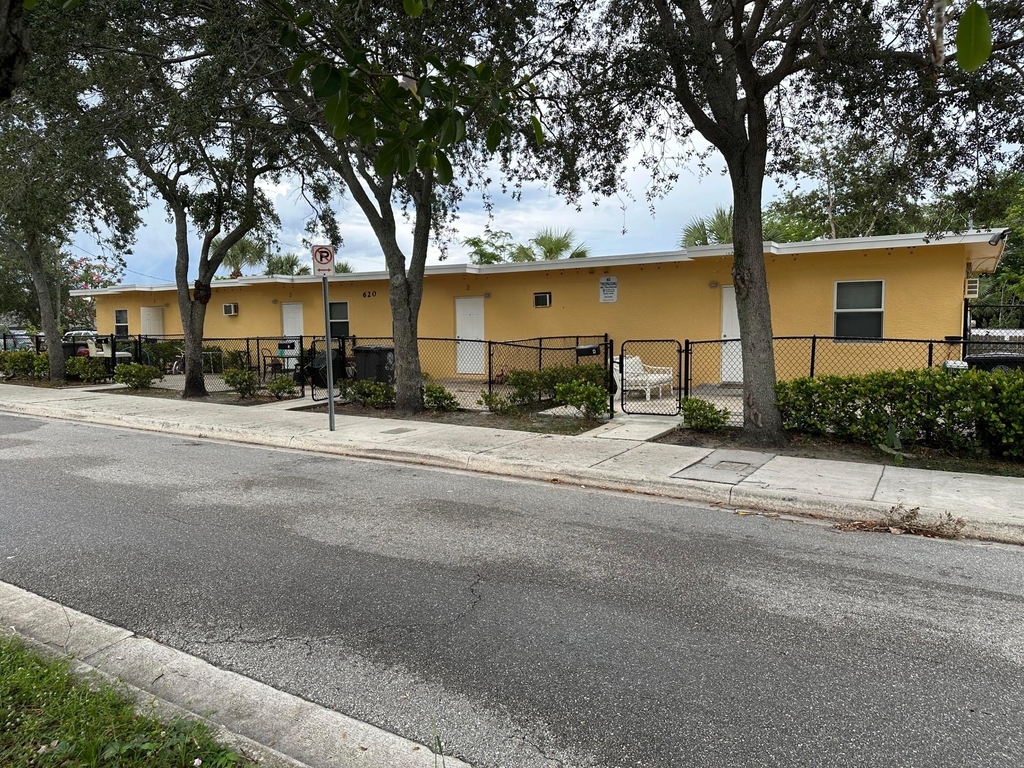 620 Division Avenue - Photo 2