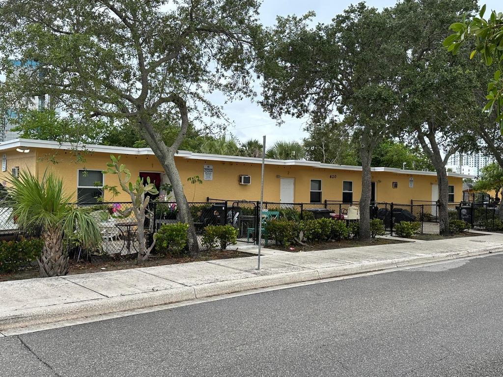 620 Division Avenue - Photo 0