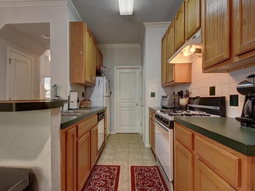 609 E 49th St - Photo 6
