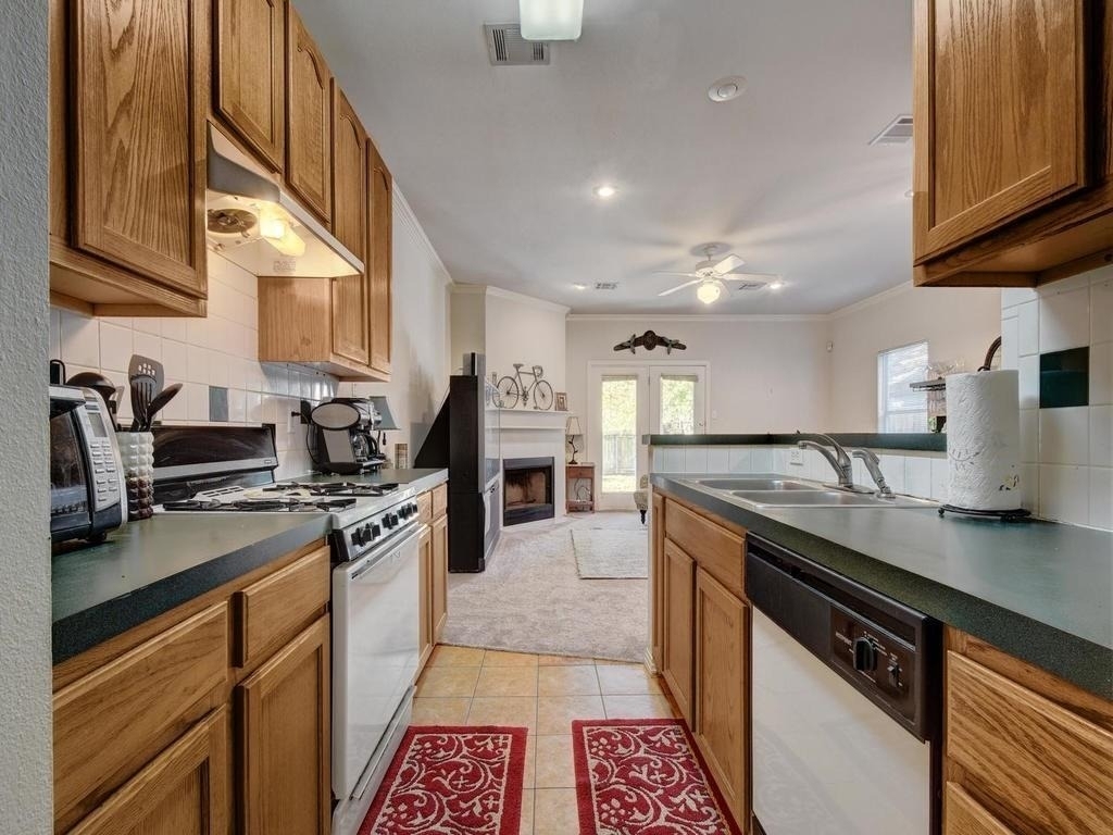 609 E 49th St - Photo 7