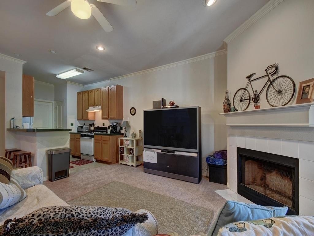 609 E 49th St - Photo 2