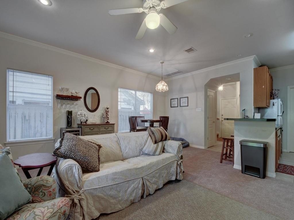 609 E 49th St - Photo 3
