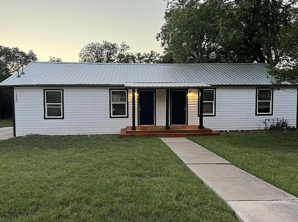 1440 Jackson St - Photo 0