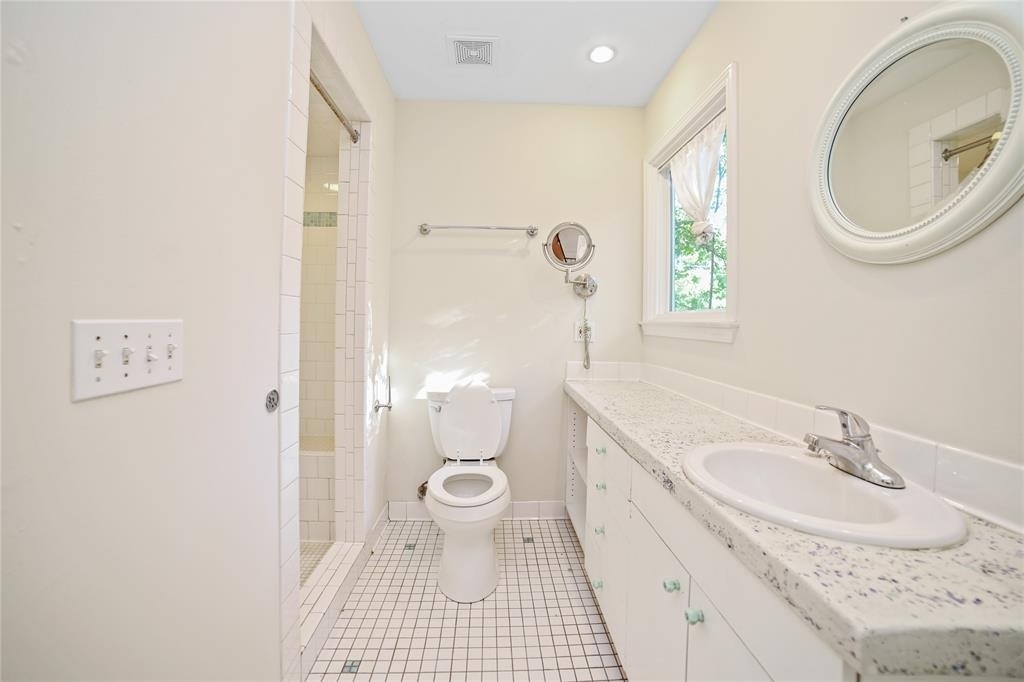 2716 E 22nd St - Photo 3